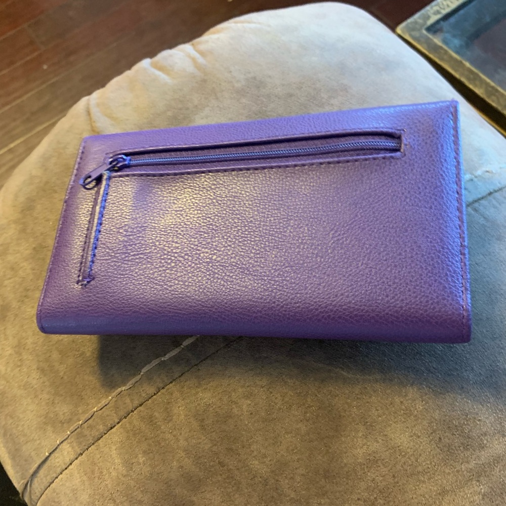 Elegant Purple Clutch with Gold Detail - Picture 3 of 7